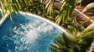 Bể sục Jacuzzi giữa vườn nhiệt đới